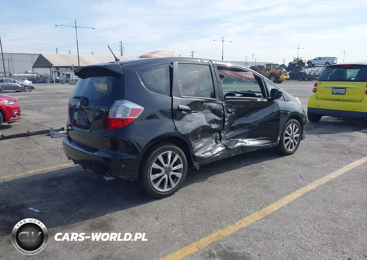 2013 Honda Fit Sport VIN:JHMGE8H57DC016536 - 4