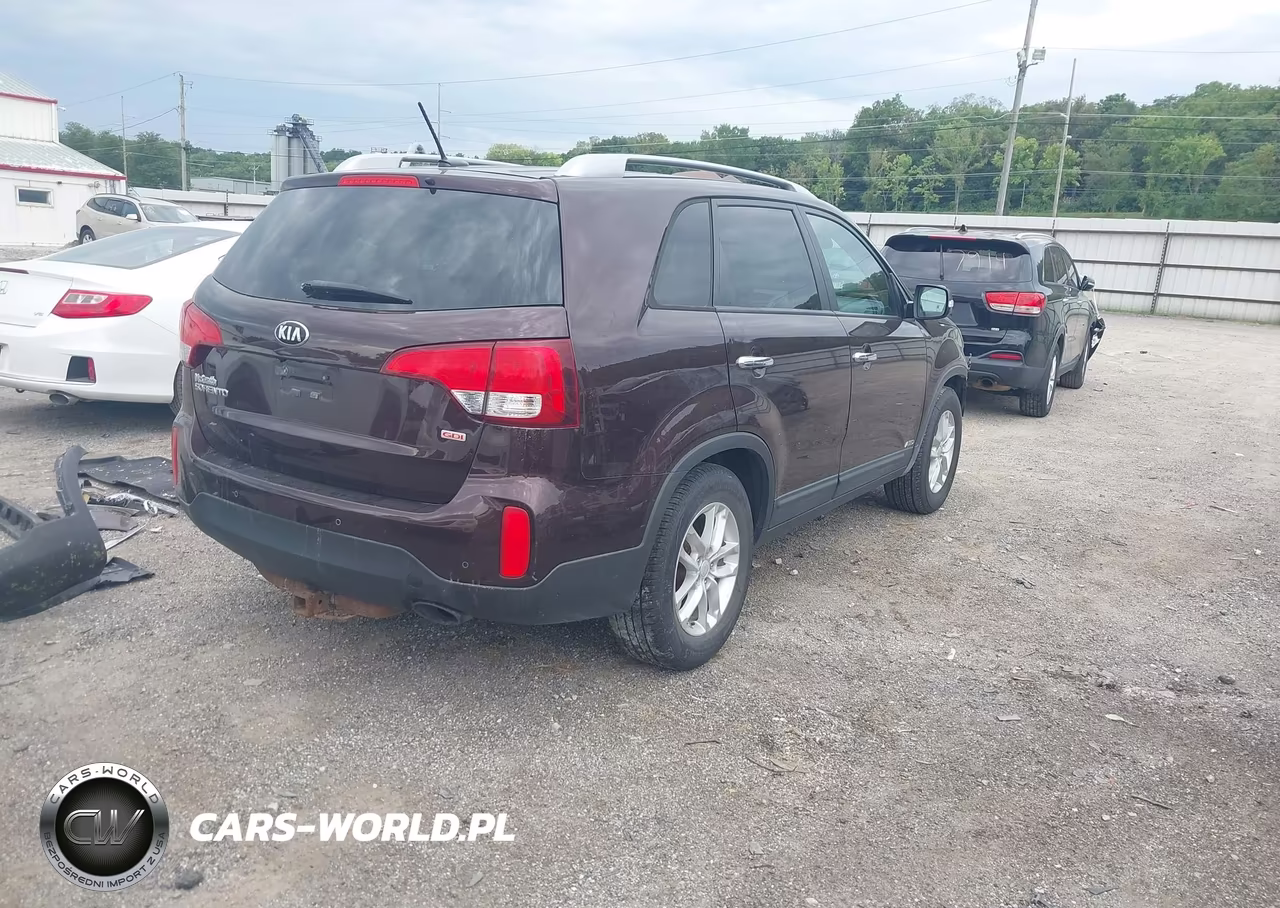2015 Kia Sorento Lx VIN:5XYKTCA65FG651602 - 4