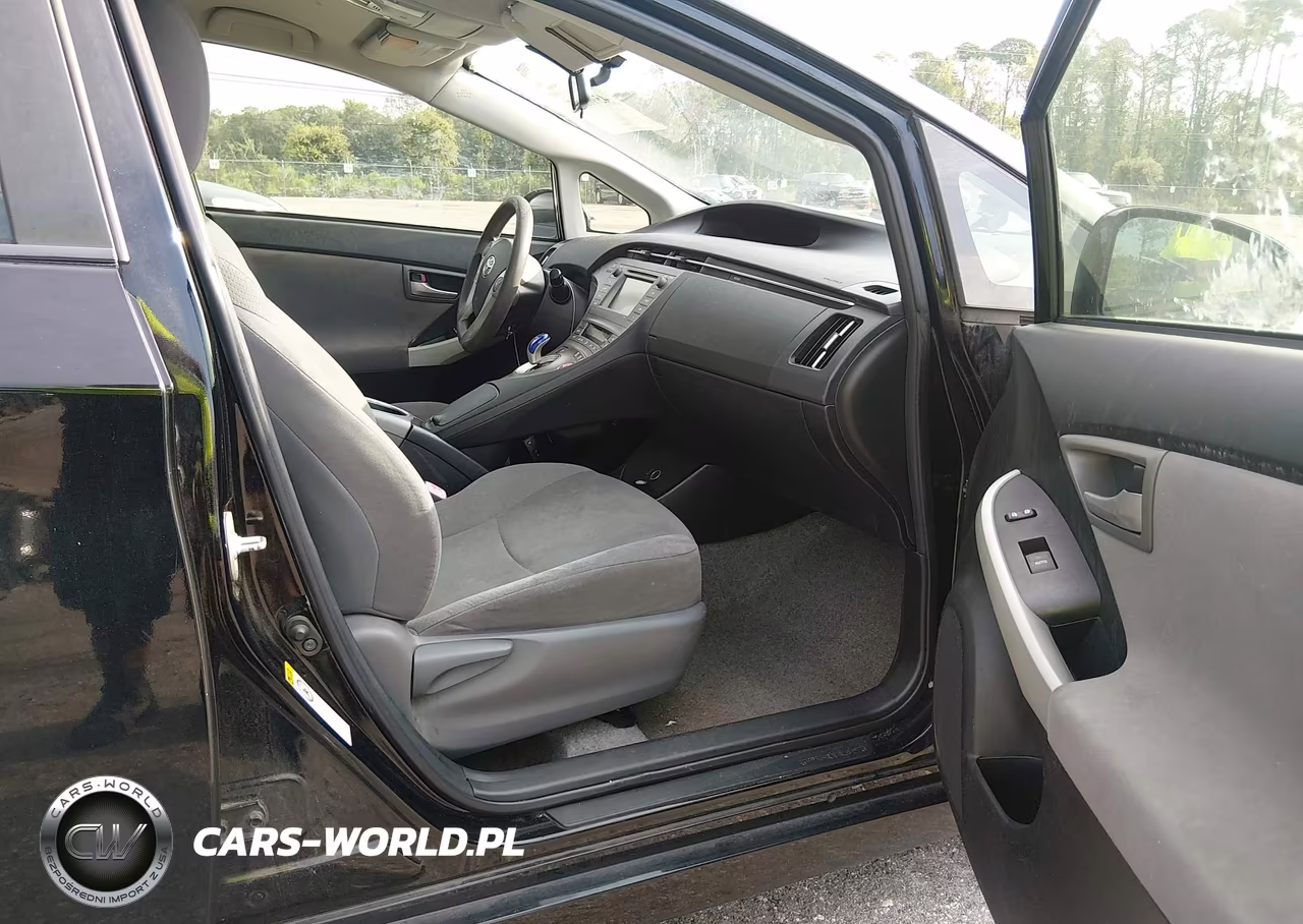 2013 Toyota Prius Two VIN:JTDKN3DU9D5581113 - 5