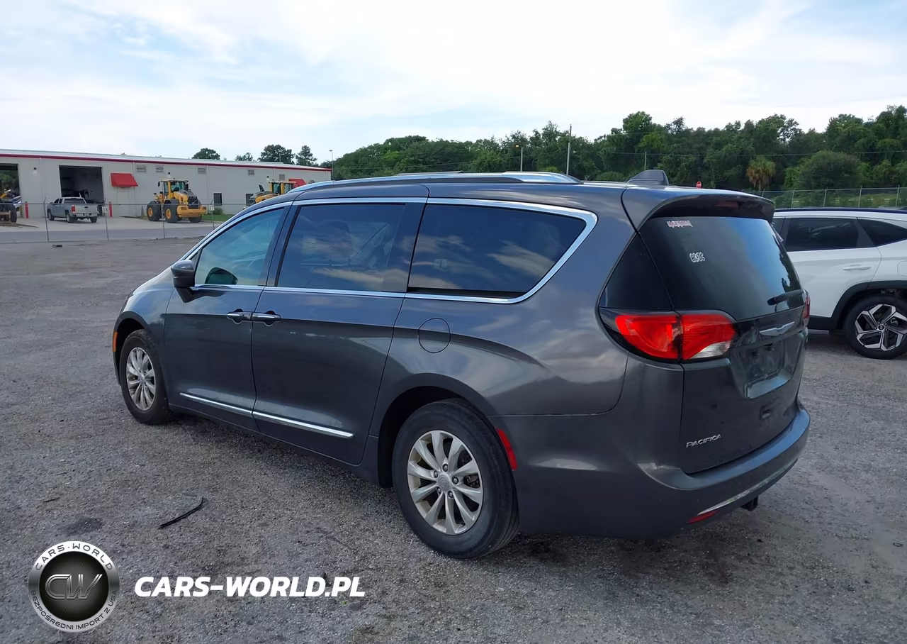 2019 Chrysler Pacifica Touring L VIN:2C4RC1BG3KR593019 - 3