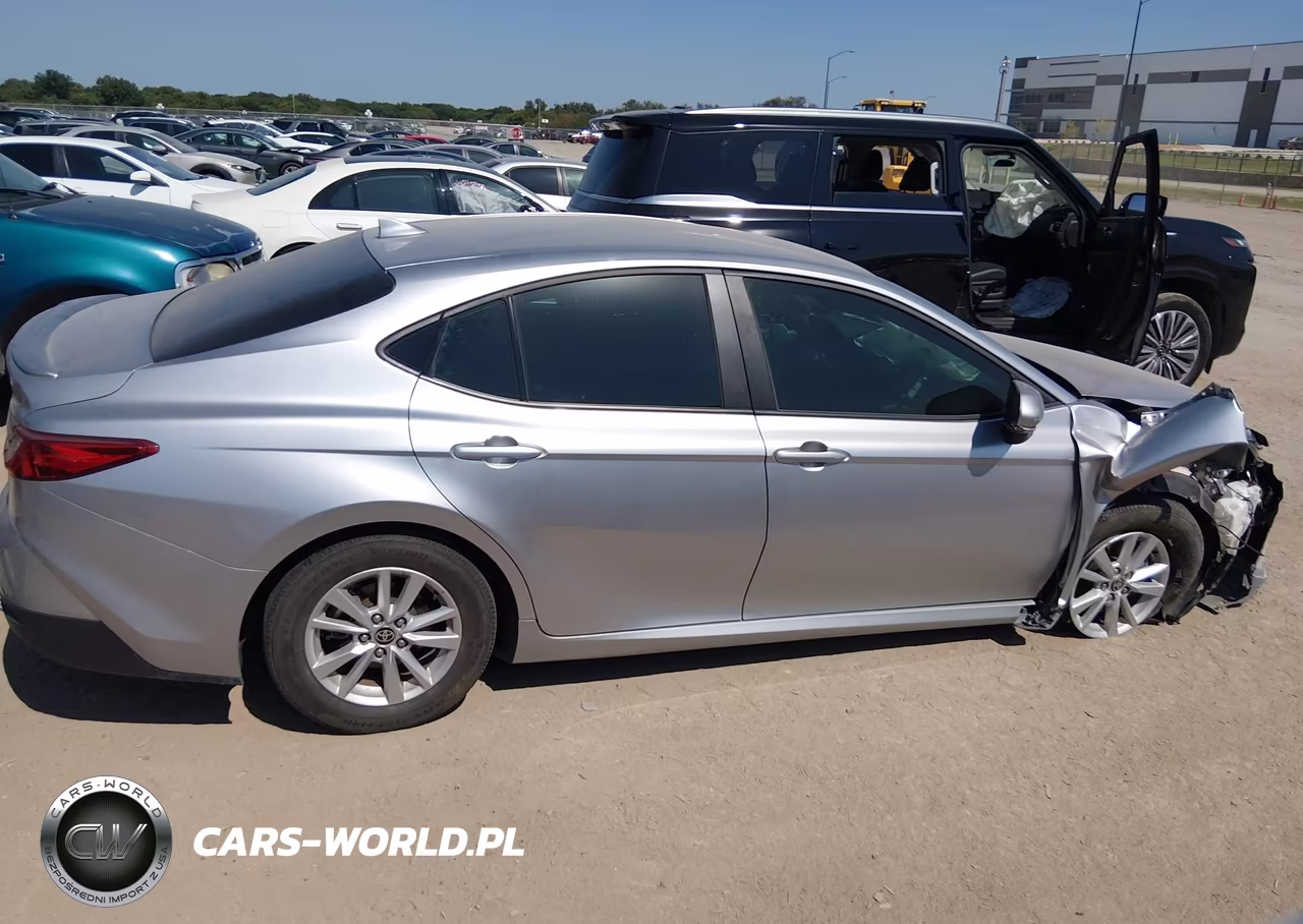 2025 Toyota Camry Le VIN:4T1DAACKXSU580768 - 12