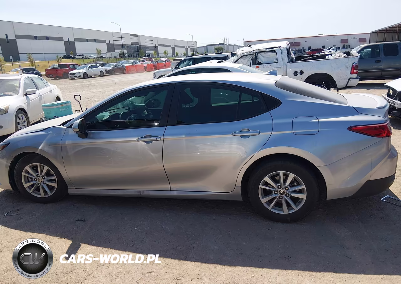 2025 Toyota Camry Le VIN:4T1DAACKXSU580768 - 13