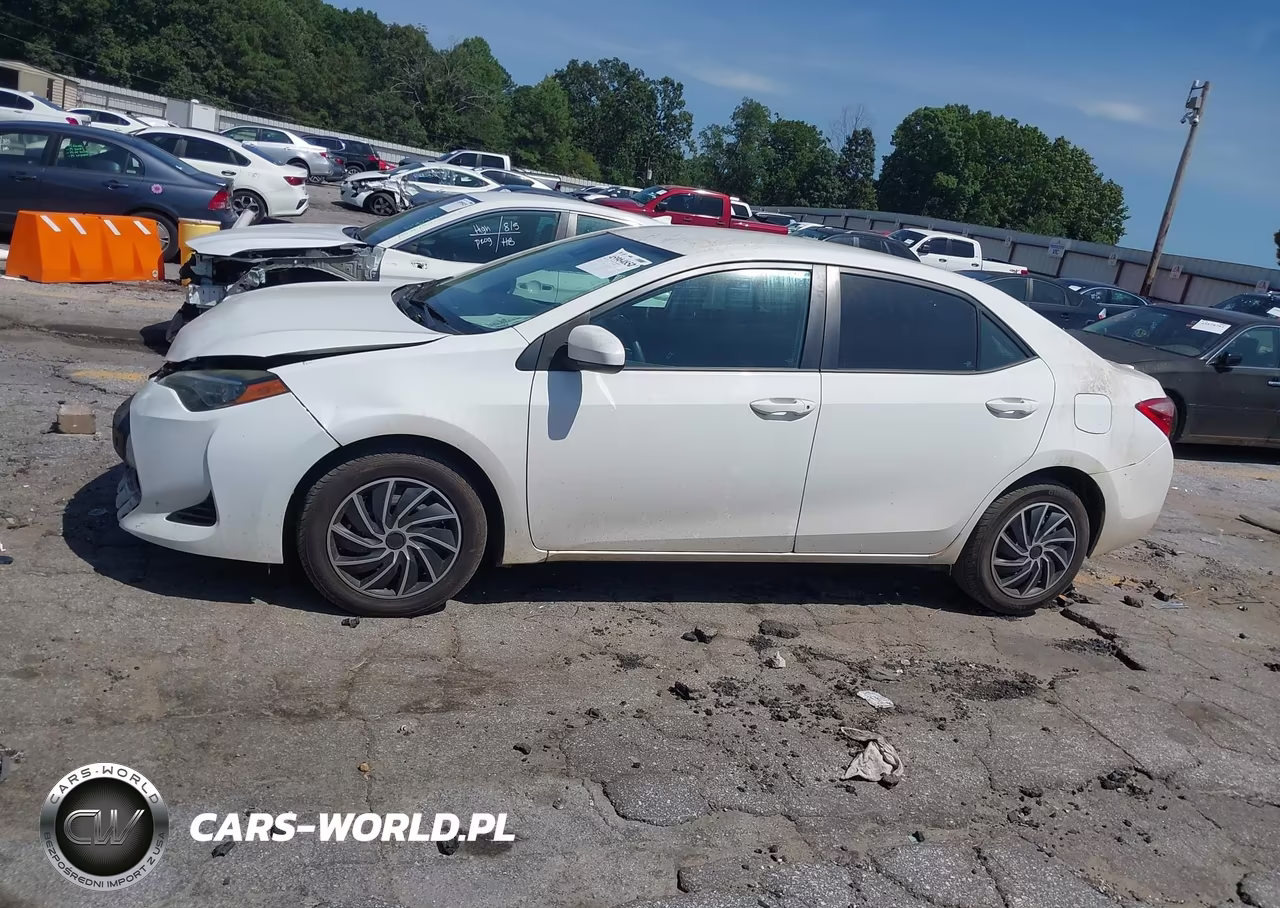2018 Toyota Corolla Le VIN:5YFBURHEXJP827223 - 13