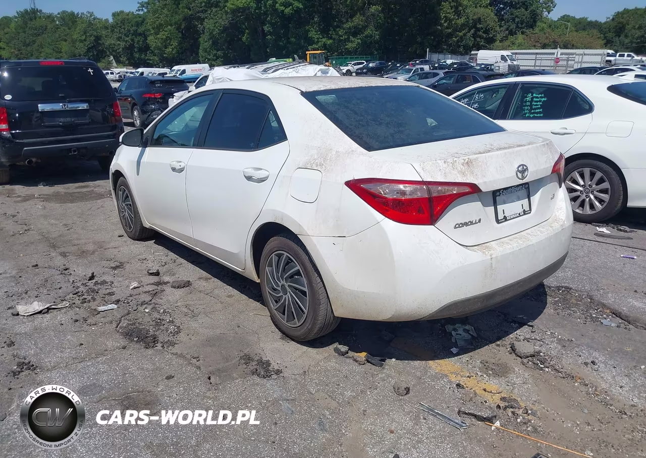 2018 Toyota Corolla Le VIN:5YFBURHEXJP827223 - 3