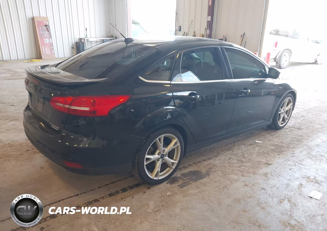 2015 Ford Focus Titanium VIN:1FADP3J22FL327561 - 4