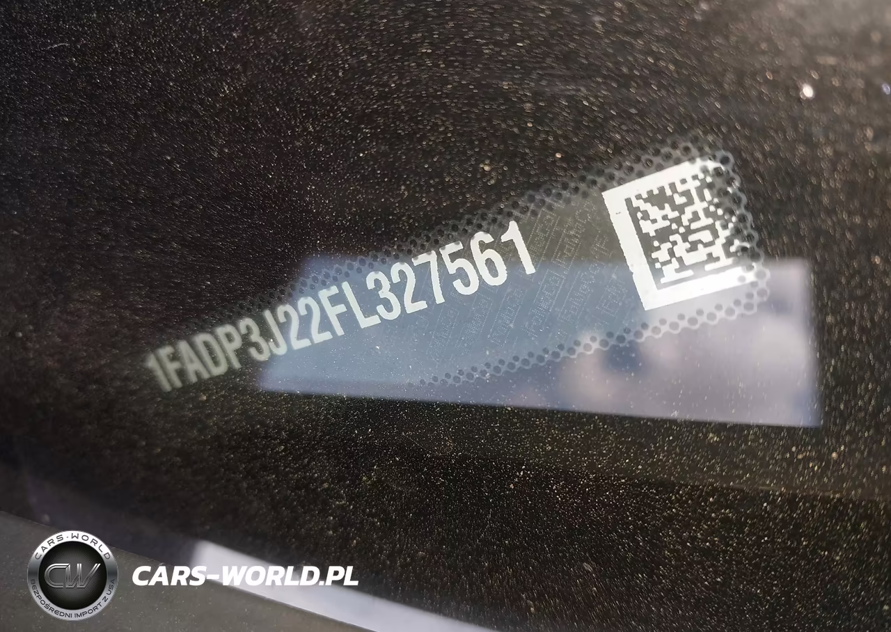 2015 Ford Focus Titanium VIN:1FADP3J22FL327561 - 9