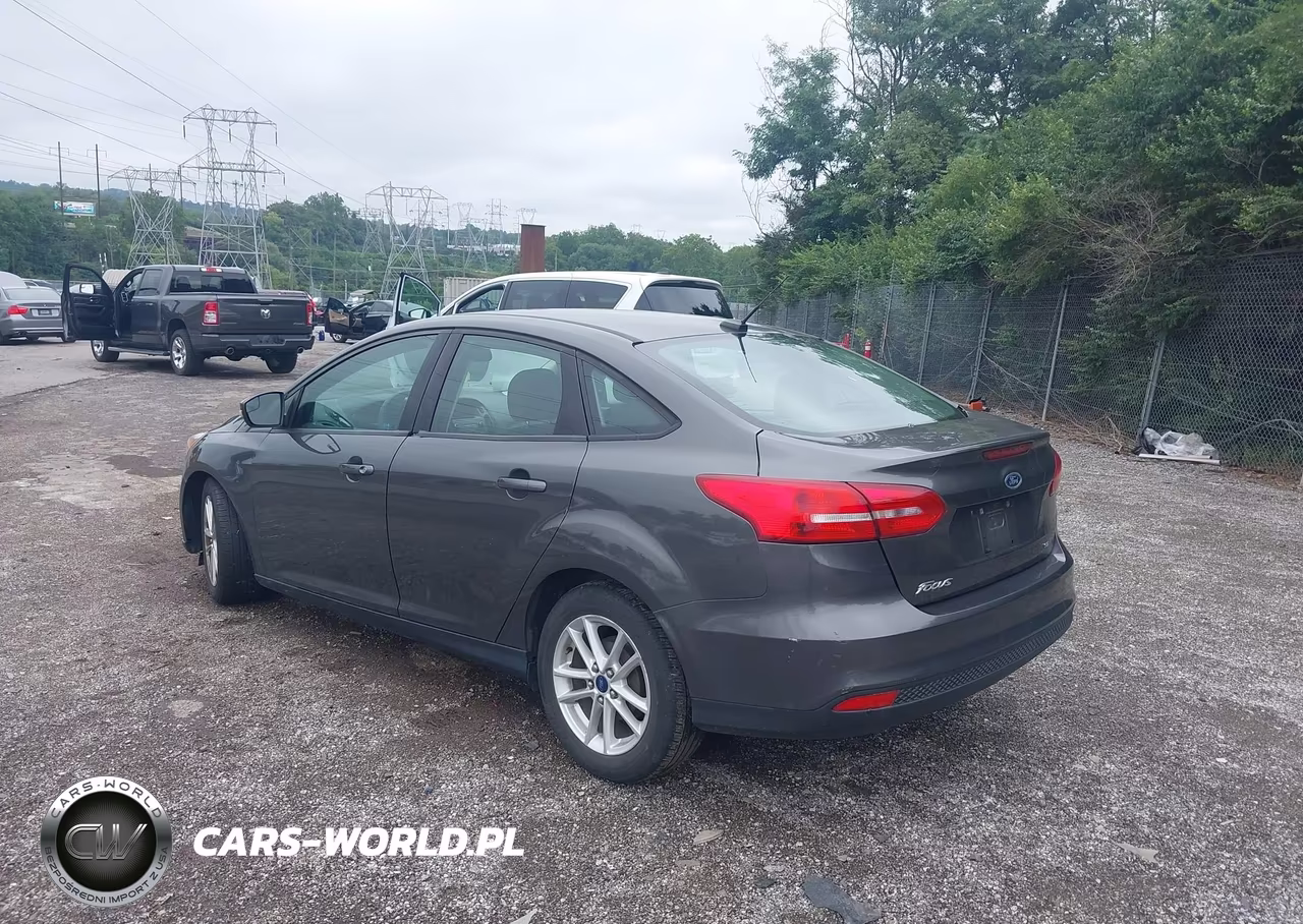 2015 Ford Focus Se VIN:1FADP3F25FL345819 - 3