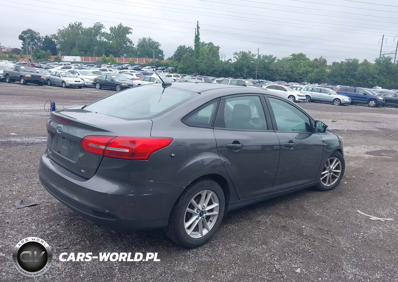2015 Ford Focus Se VIN:1FADP3F25FL345819 - 4