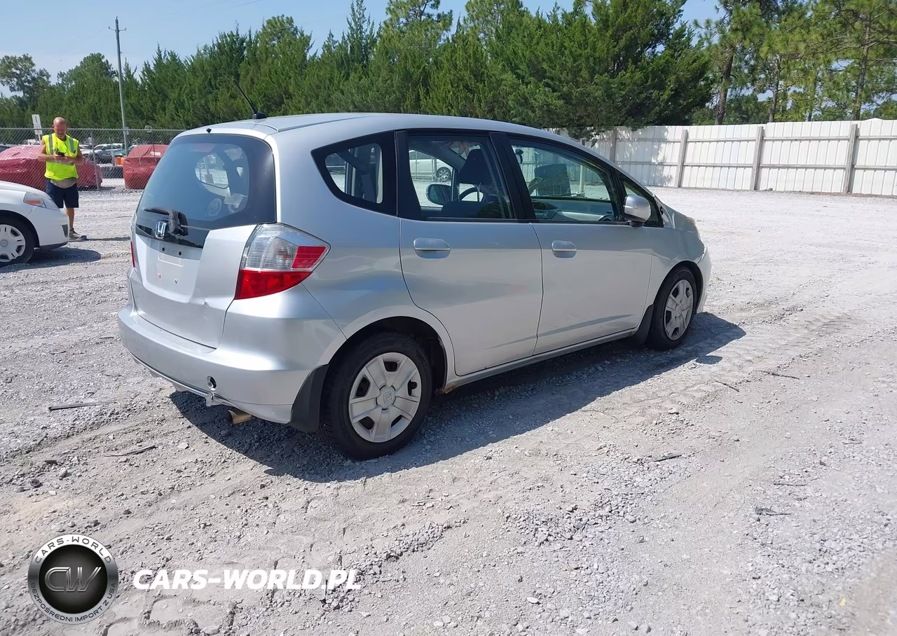 2013 Honda Fit VIN:JHMGE8H33DC000476 - 4