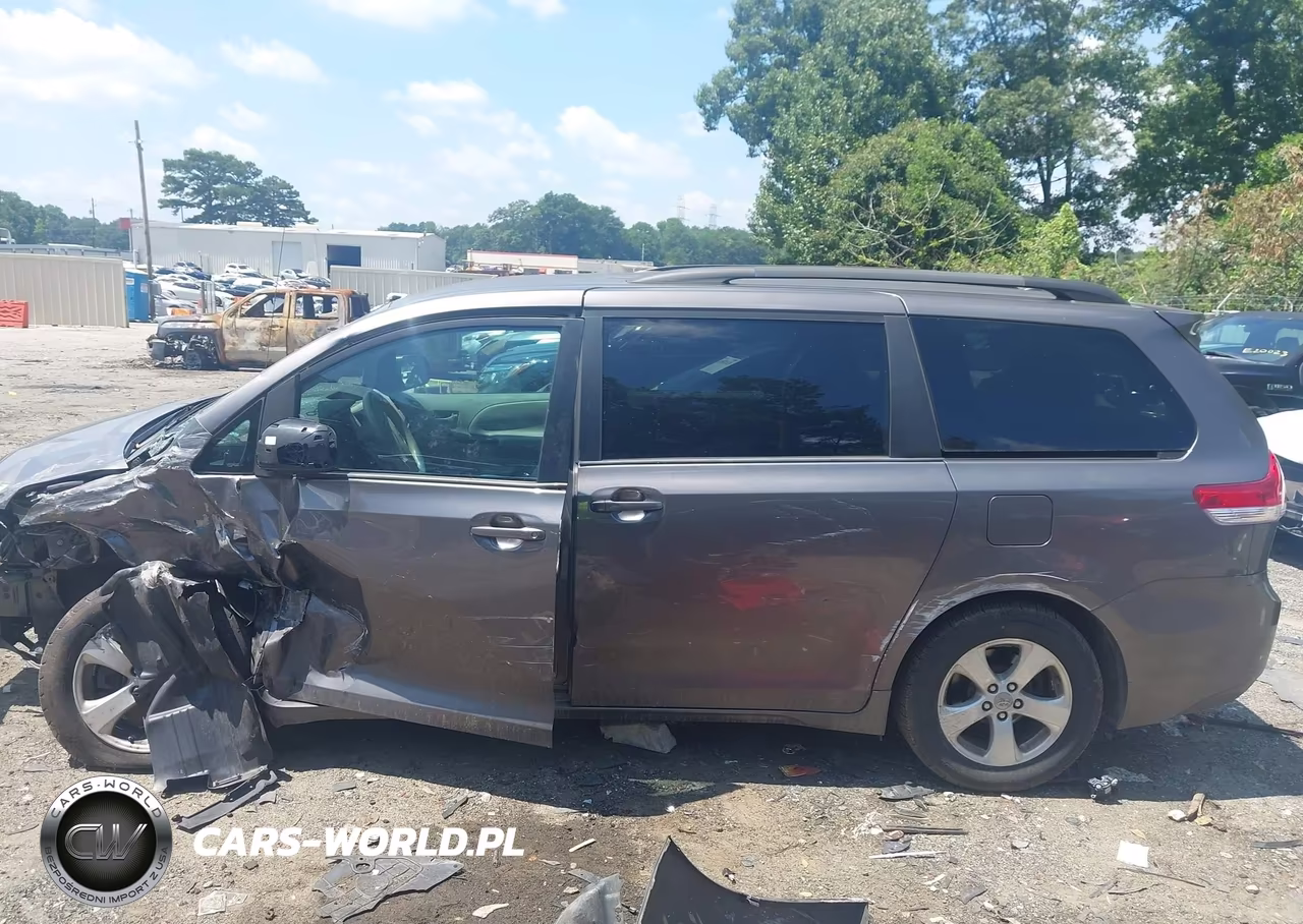 2011 Toyota Sienna Le V6 VIN:5TDKK3DC8BS143450 - 14