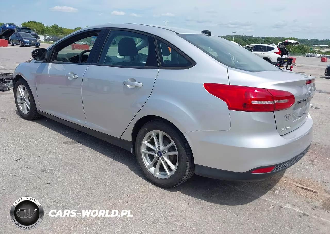 2016 Ford Focus Se VIN:1FADP3F21GL383579 - 3