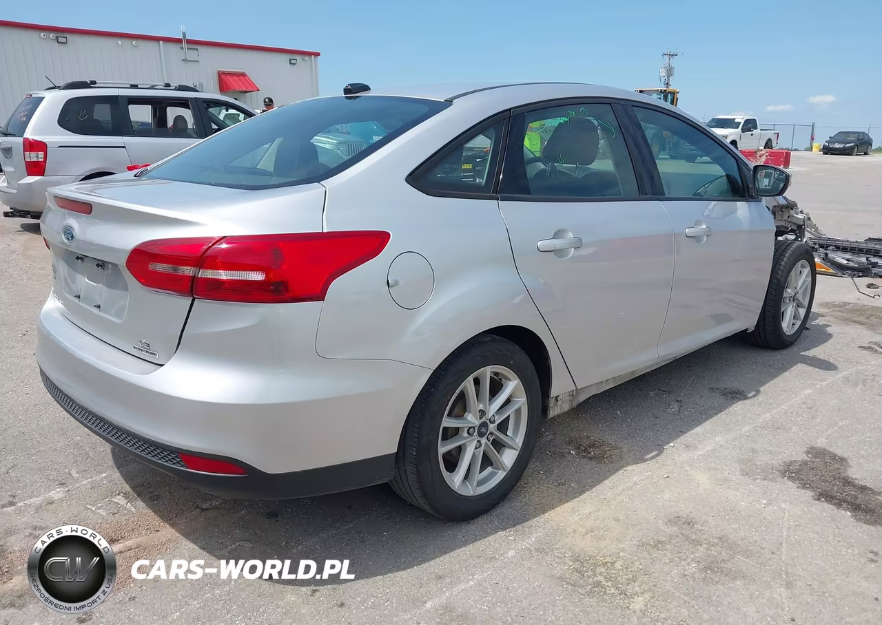 2016 Ford Focus Se VIN:1FADP3F21GL383579 - 4