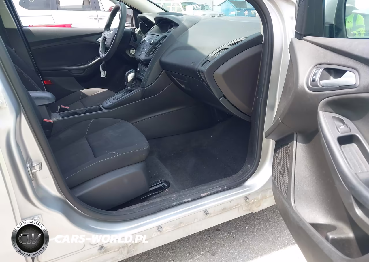 2016 Ford Focus Se VIN:1FADP3F21GL383579 - 5