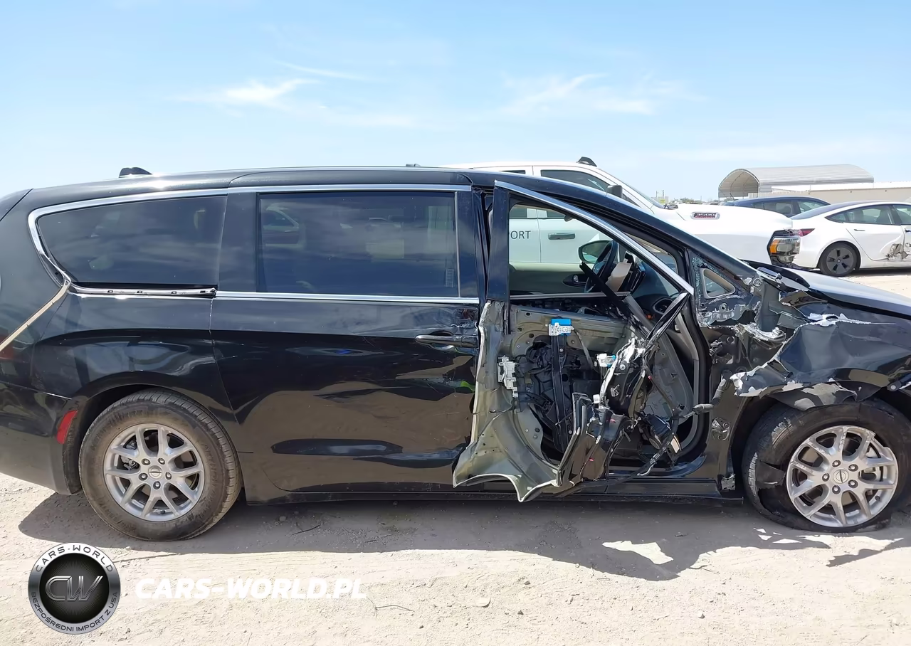 2023 Chrysler Pacifica Touring L VIN:2C4RC1BG8PR579656 - 13
