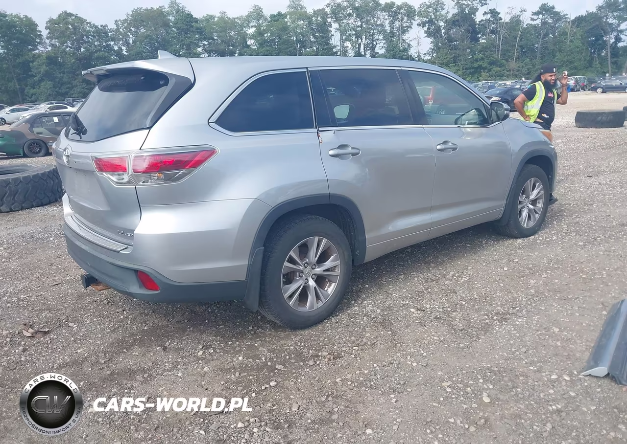 2015 Toyota Highlander Le Plus V6 VIN:5TDBKRFH6FS112442 - 4