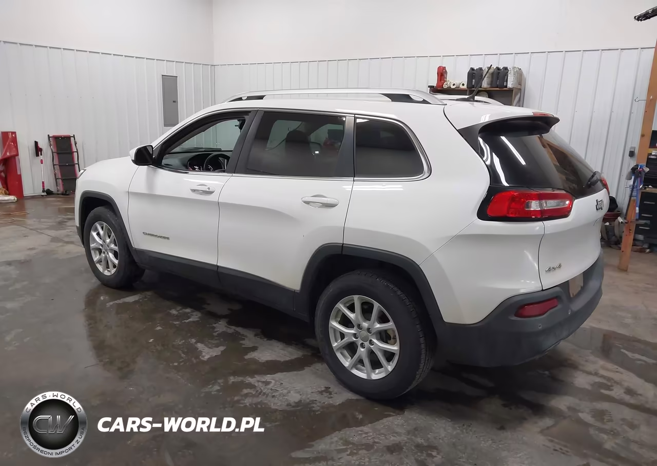 2018 Jeep Cherokee Latitude 4X4 VIN:1C4PJMCB9JD528453 - 3