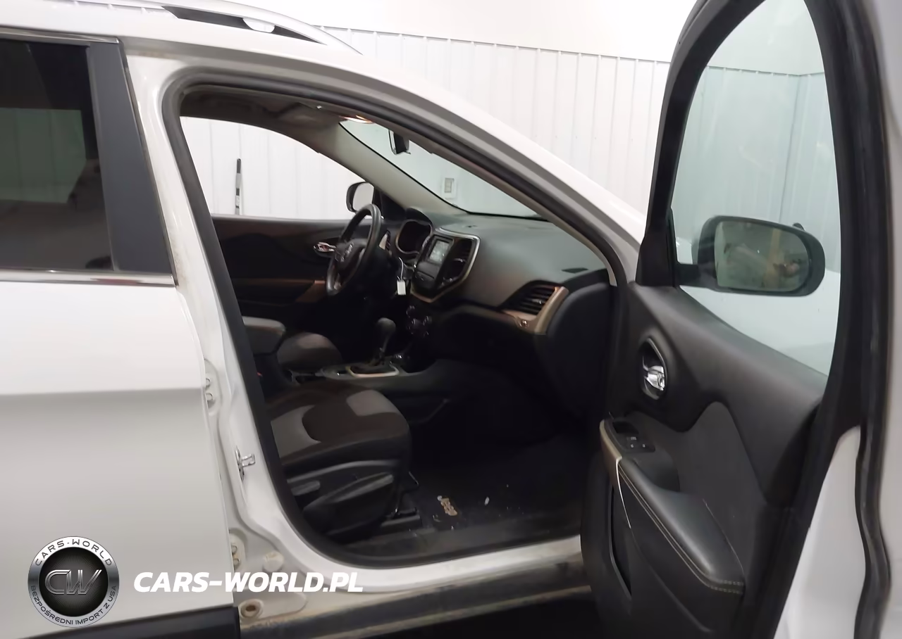 2018 Jeep Cherokee Latitude 4X4 VIN:1C4PJMCB9JD528453 - 5