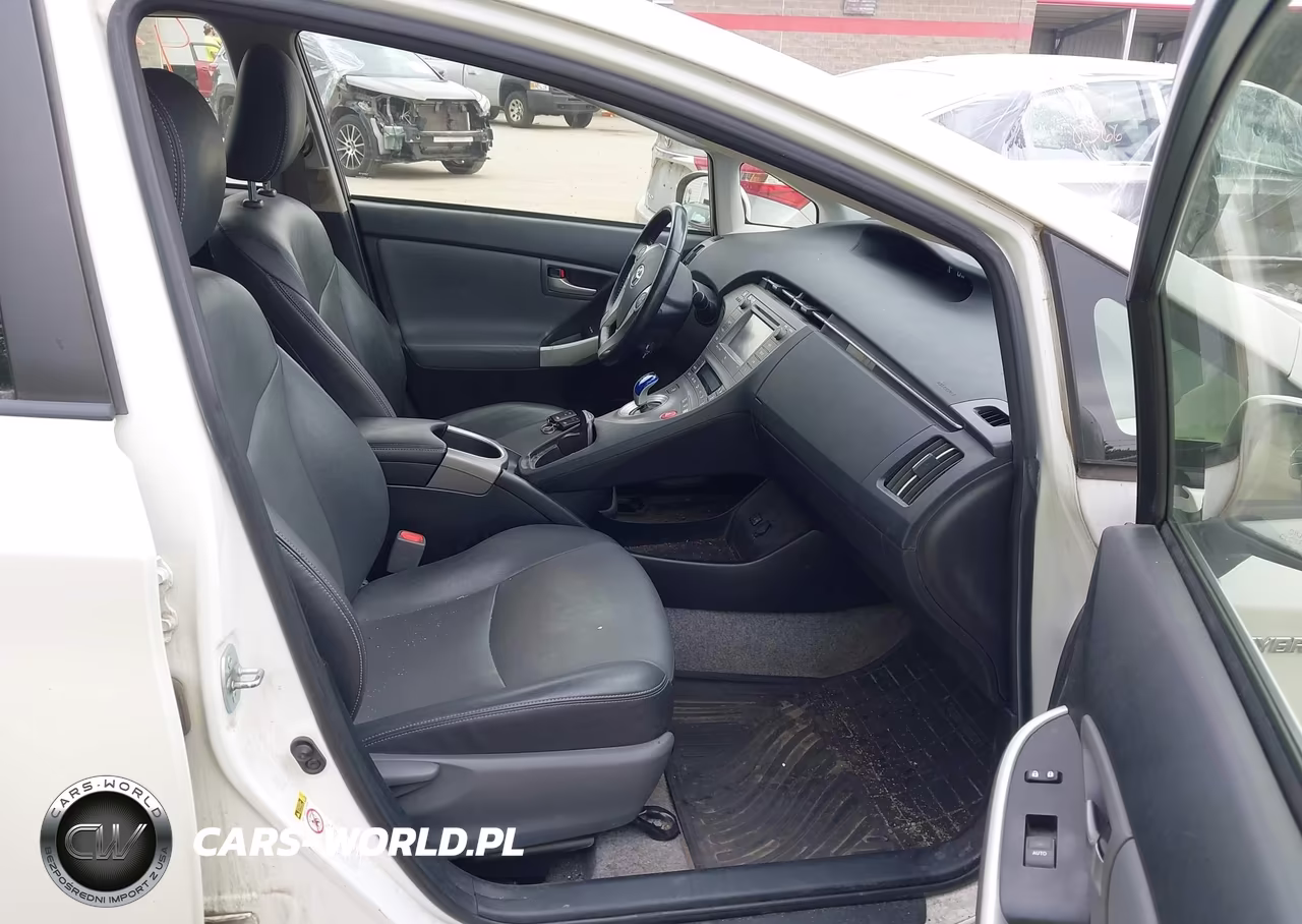 2015 Toyota Prius Four VIN:JTDKN3DU1F1885742 - 5