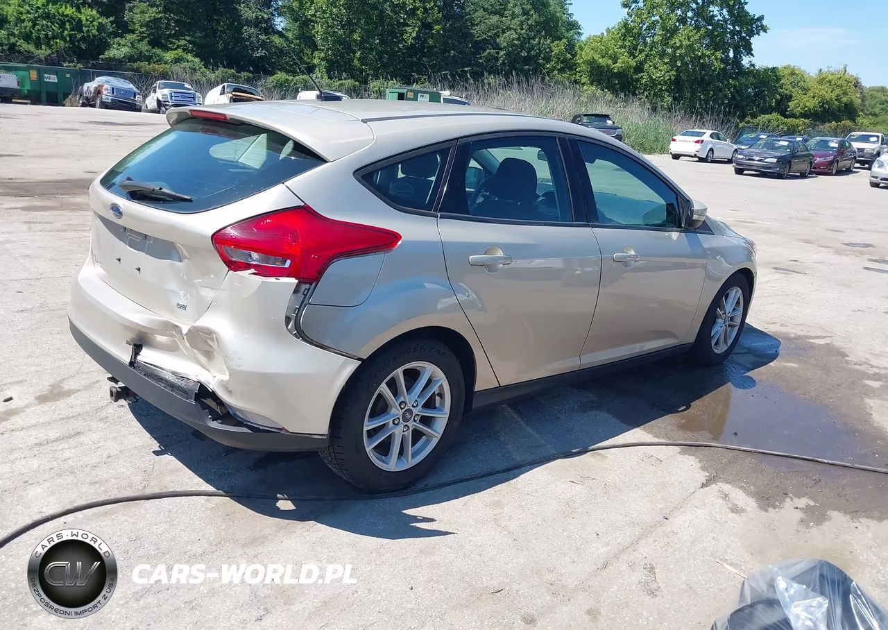 2017 Ford Focus Se VIN:1FADP3K26HL252395 - 4