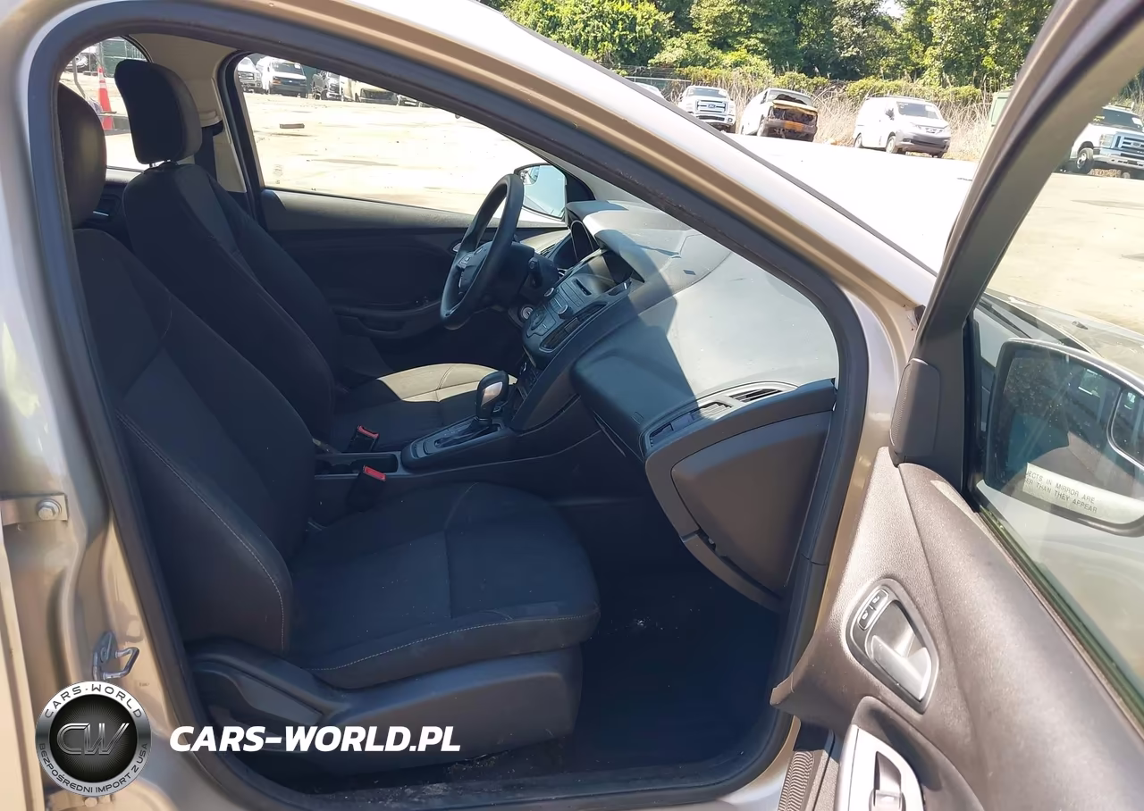 2017 Ford Focus Se VIN:1FADP3K26HL252395 - 5