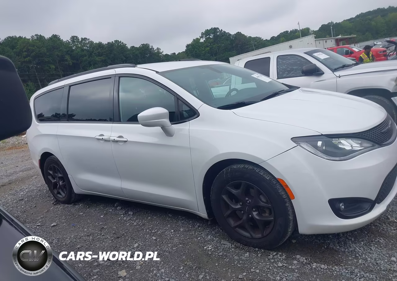 2018 Chrysler Pacifica Touring L VIN:2C4RC1BG9JR275002 - 13