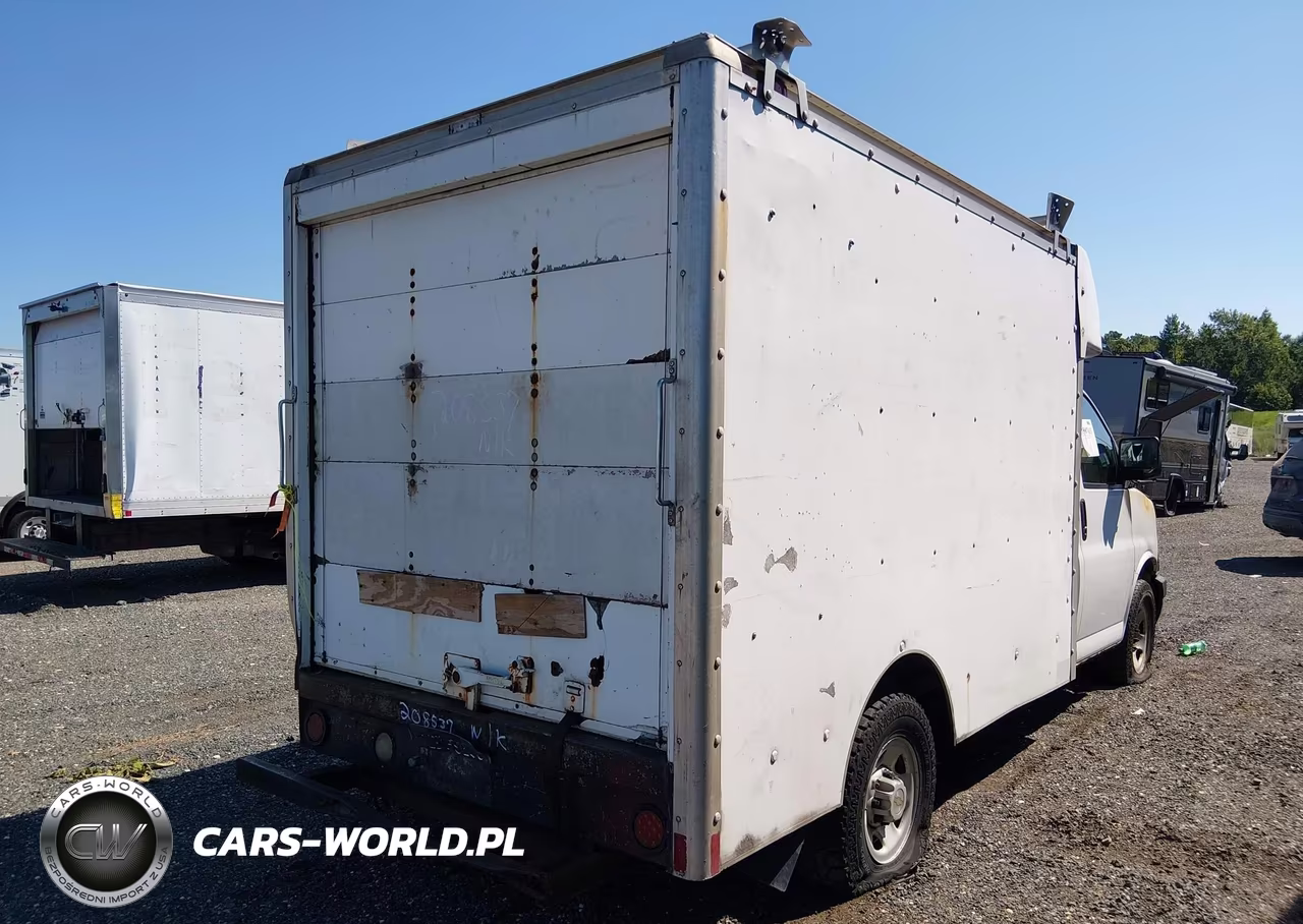 2005 Chevrolet Express Cutaway VIN:1GBHG31U451165380 - 3
