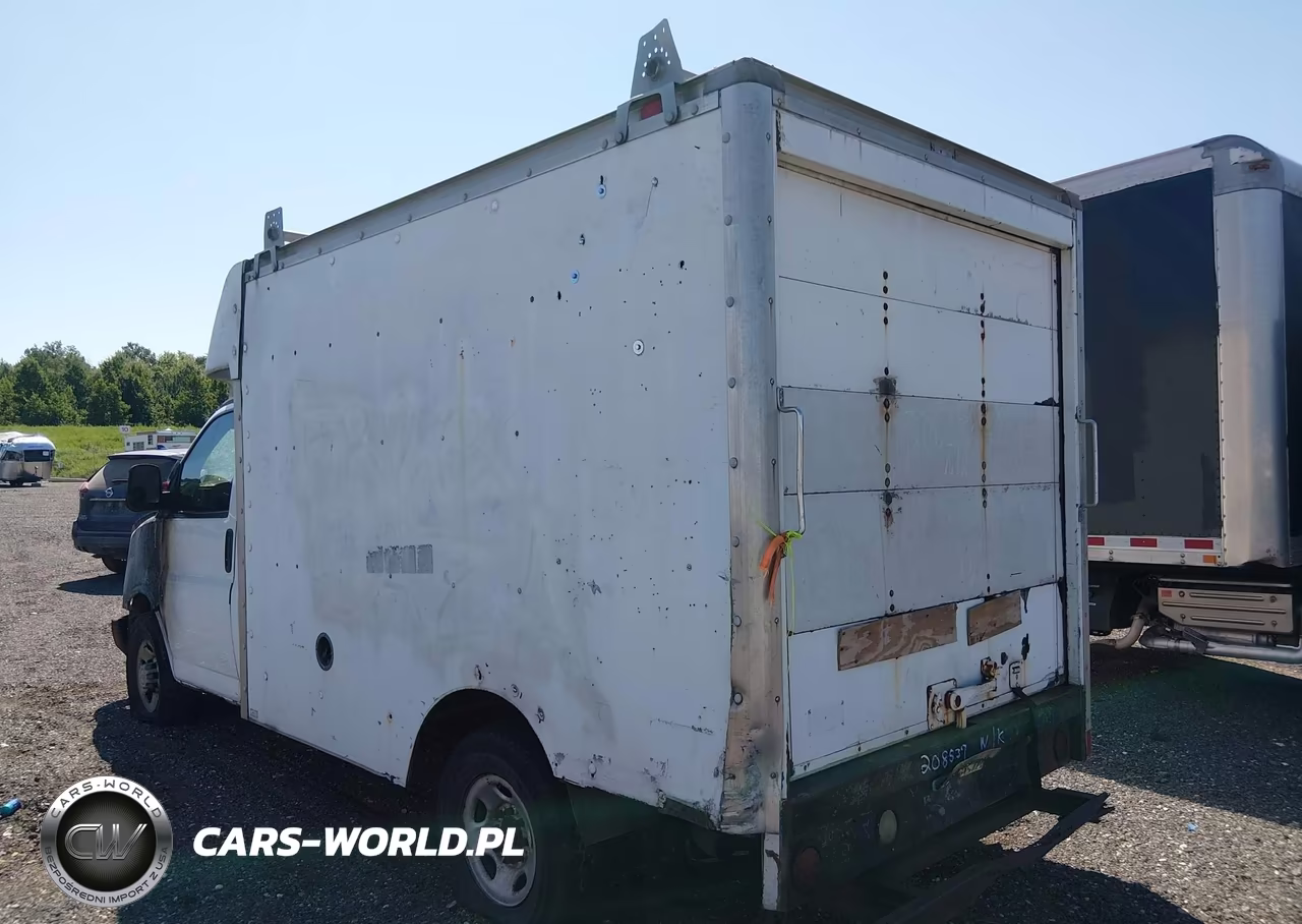 2005 Chevrolet Express Cutaway VIN:1GBHG31U451165380 - 4