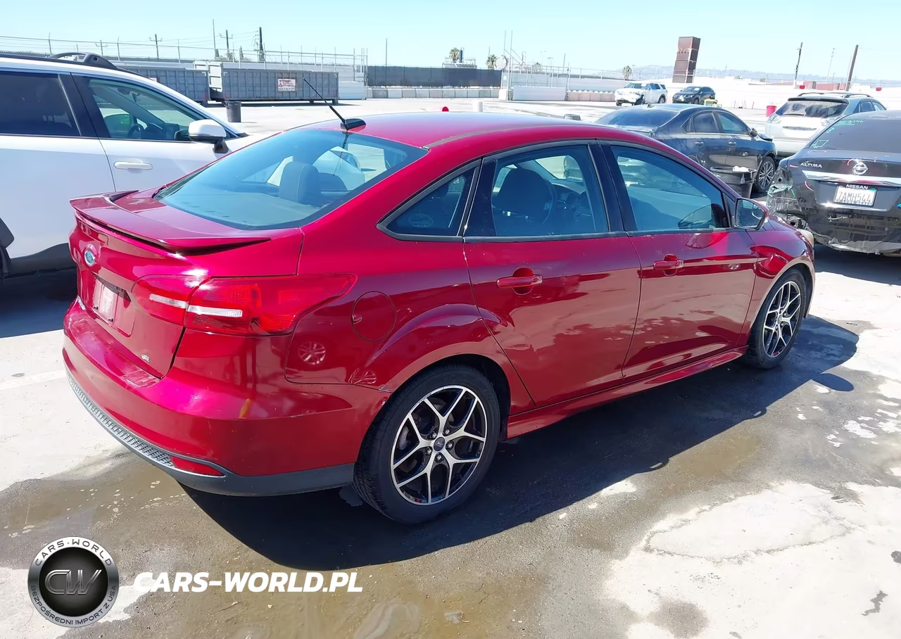 2015 Ford Focus Se VIN:1FADP3F21FL221823 - 4