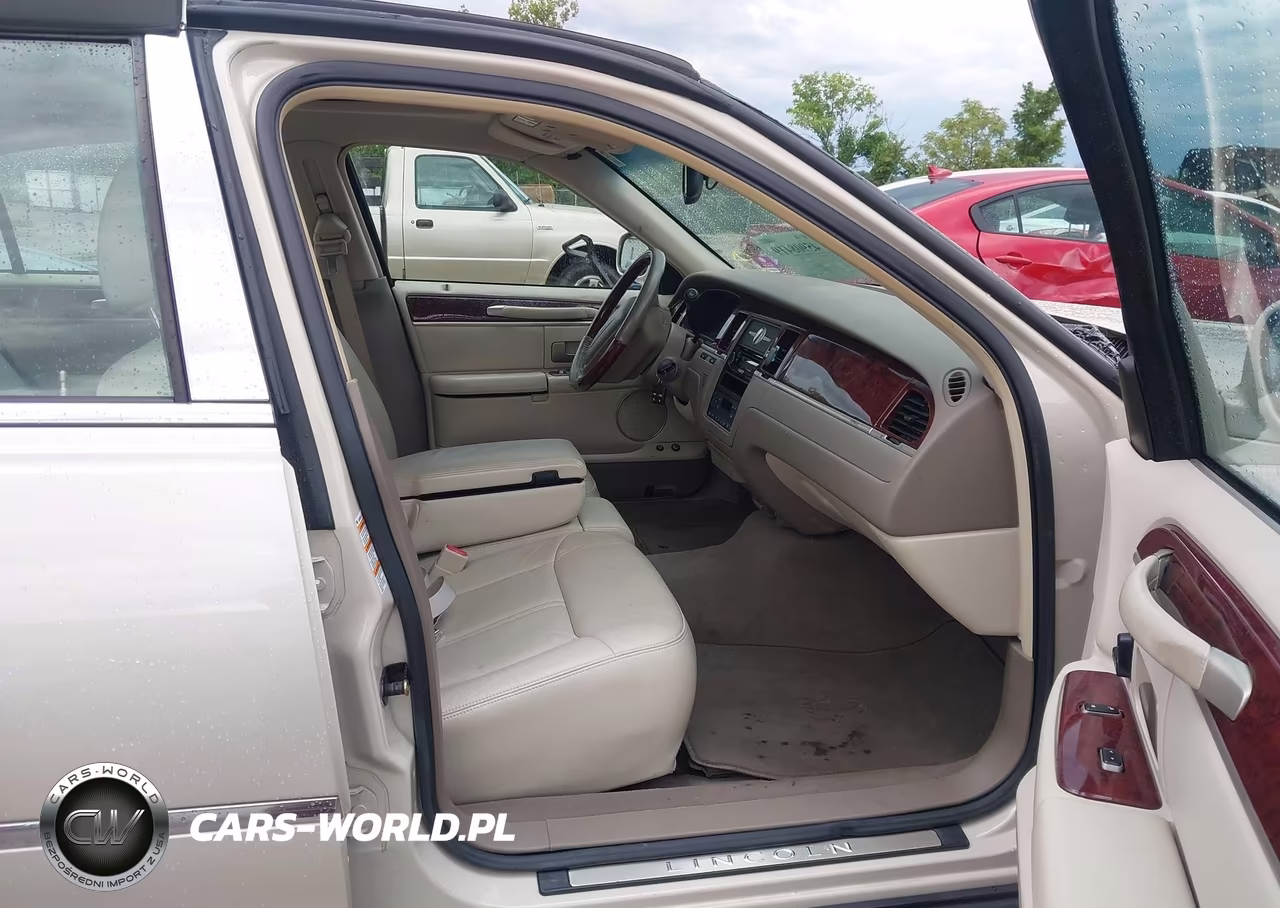 2003 Lincoln Town Car Cartier VIN:1LNHM83W23Y693158 - 4