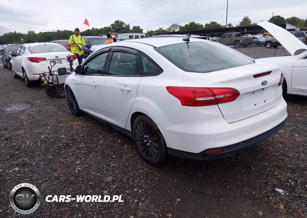 2016 Ford Focus Se VIN:1FADP3F2XGL312235 - 3