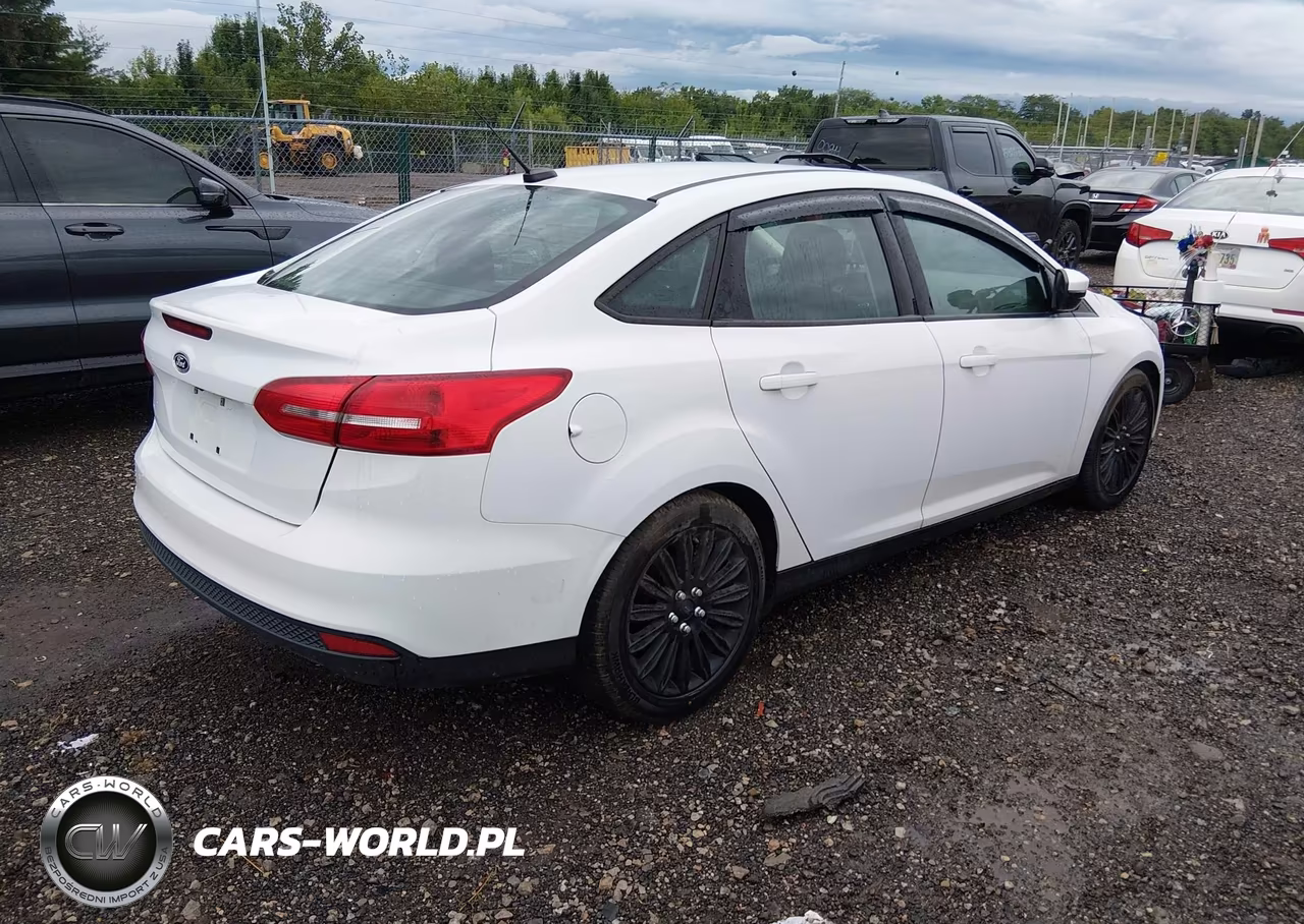 2016 Ford Focus Se VIN:1FADP3F2XGL312235 - 4