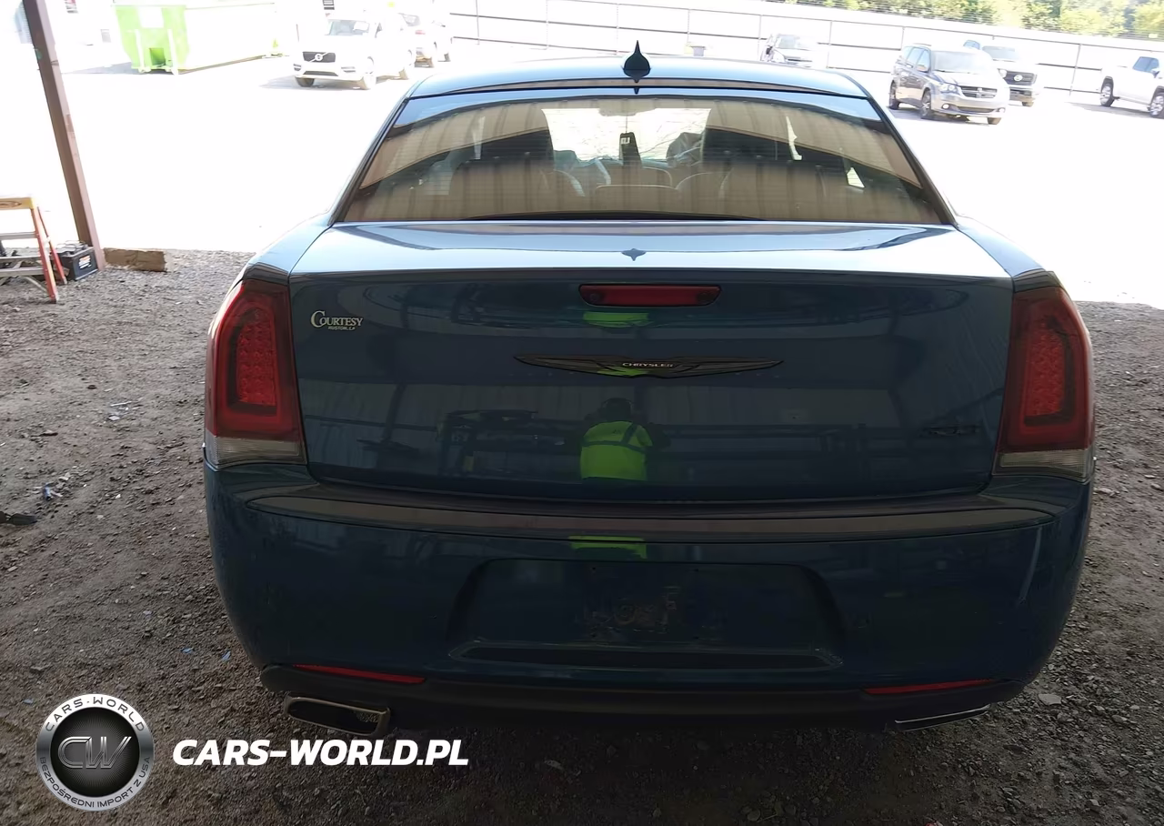 2021 Chrysler 300 Touring L VIN:2C3CCAAGXMH667430 - 16
