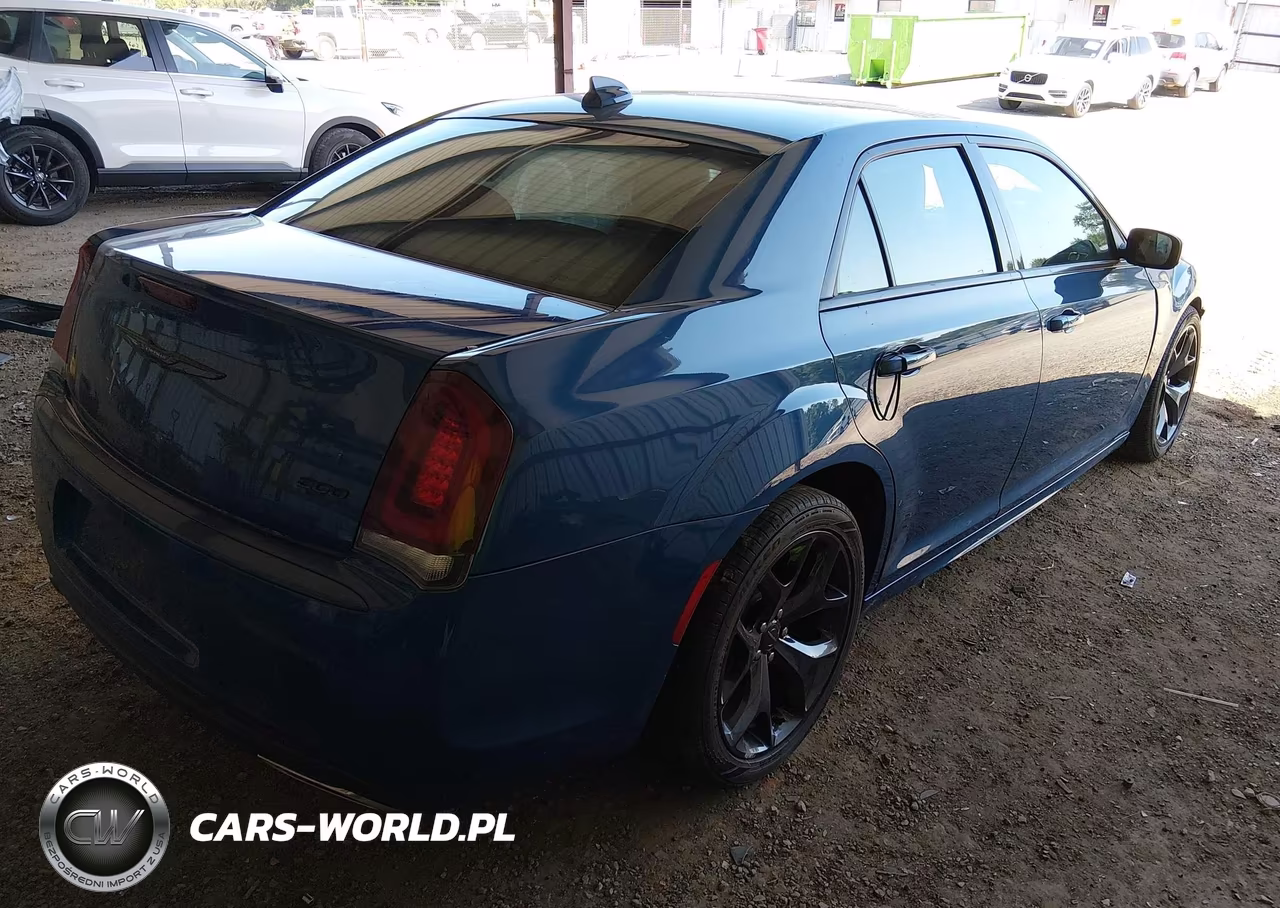 2021 Chrysler 300 Touring L VIN:2C3CCAAGXMH667430 - 4