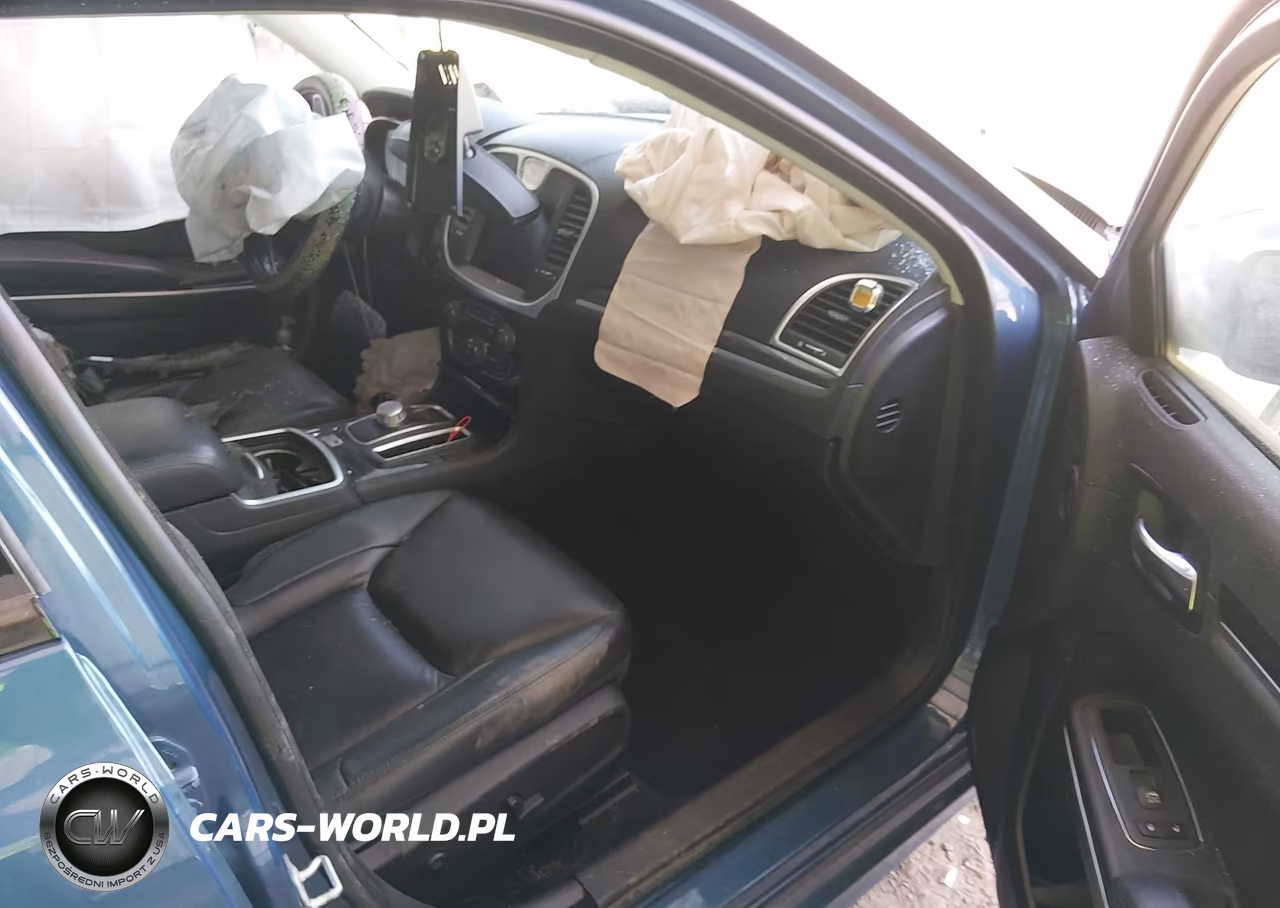 2021 Chrysler 300 Touring L VIN:2C3CCAAGXMH667430 - 5