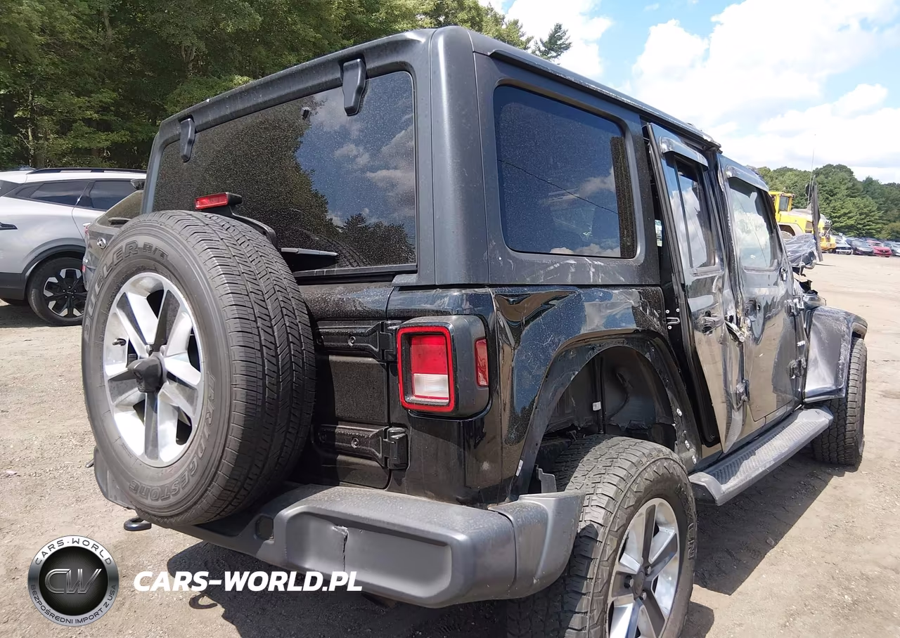 2019 Jeep Wrangler Unlimited Sahara 4X4 VIN:1C4HJXEN6KW590136 - 4