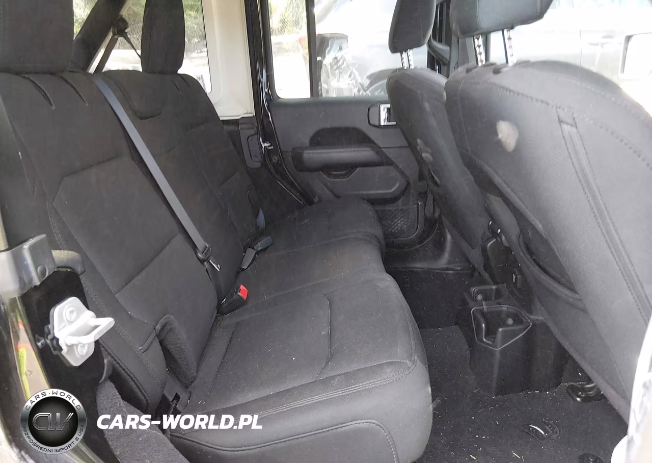 2019 Jeep Wrangler Unlimited Sahara 4X4 VIN:1C4HJXEN6KW590136 - 8