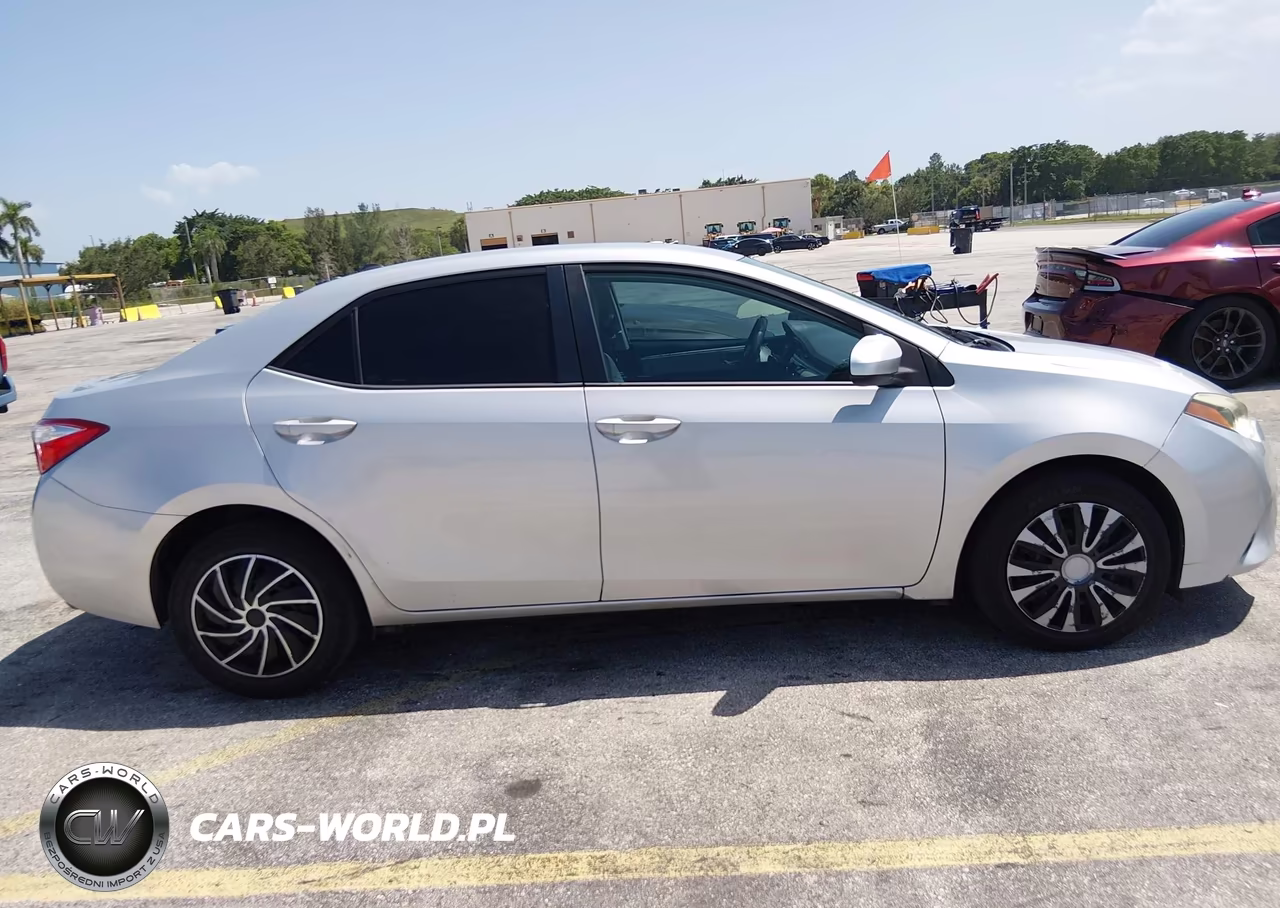 2016 Toyota Corolla Le VIN:5YFBURHE3GP469200 - 13