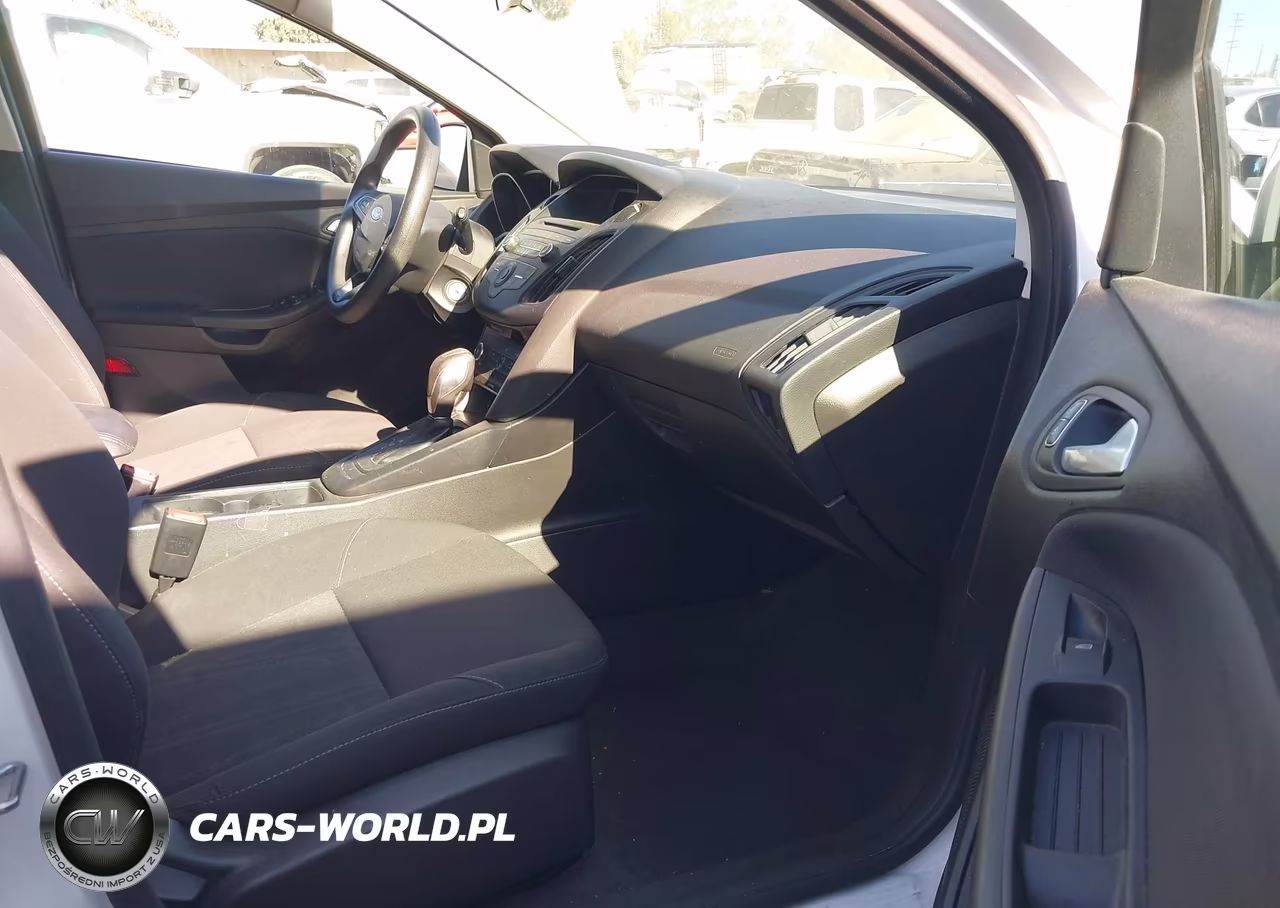 2016 Ford Focus Se VIN:1FADP3K27GL329340 - 5