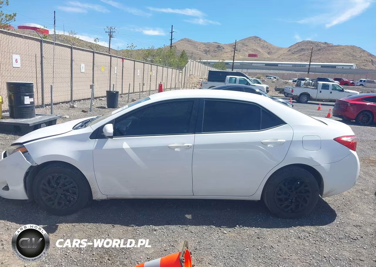 2018 Toyota Corolla Le VIN:5YFBURHE8JP755616 - 14