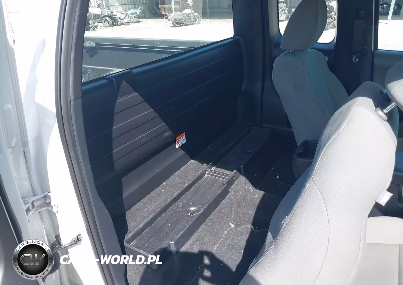 2018 Toyota Tacoma Sr VIN:5TFRX5GN6JX113753 - 8