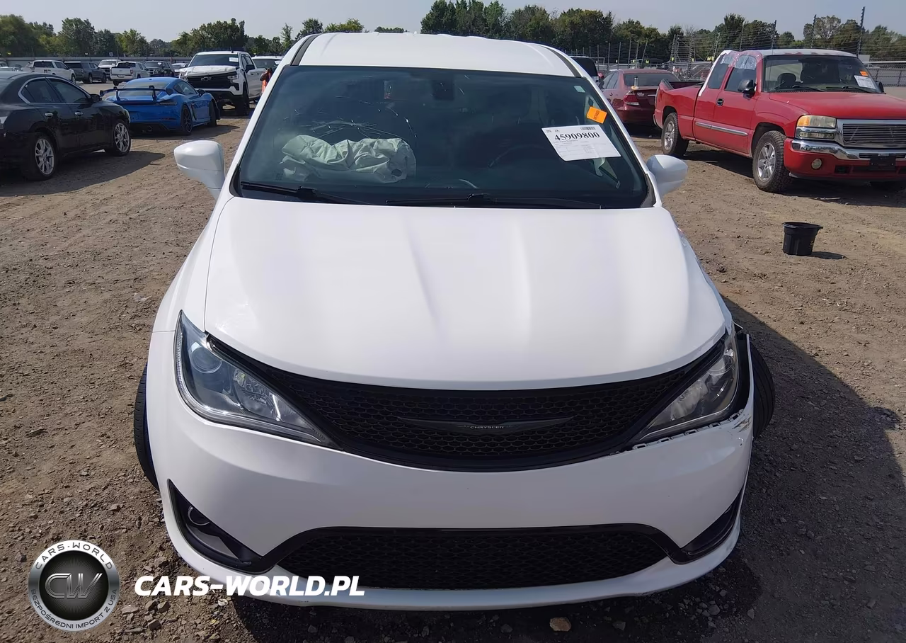 2020 Chrysler Pacifica Touring VIN:2C4RC1FG4LR183101 - 12