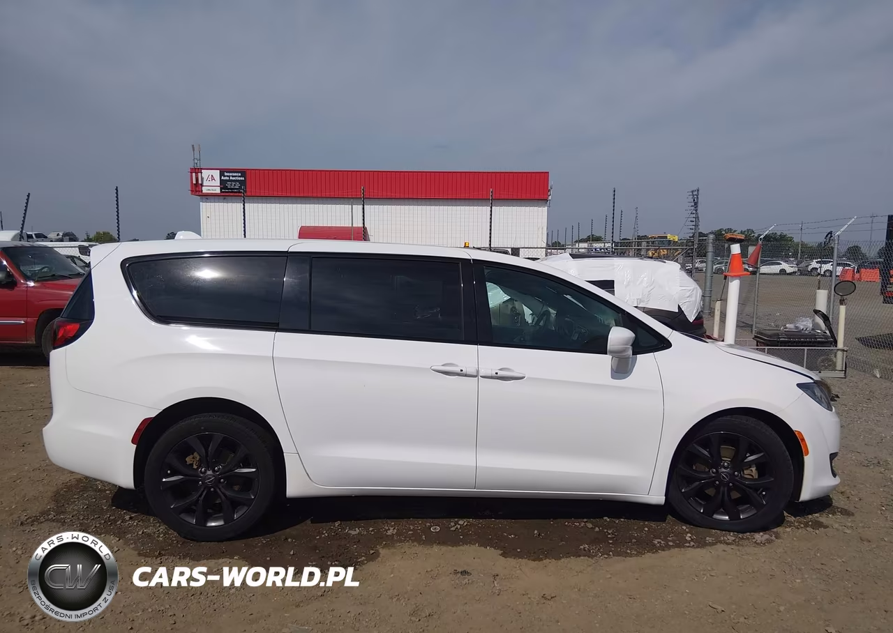 2020 Chrysler Pacifica Touring VIN:2C4RC1FG4LR183101 - 13