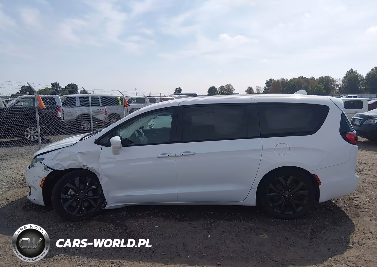 2020 Chrysler Pacifica Touring VIN:2C4RC1FG4LR183101 - 14