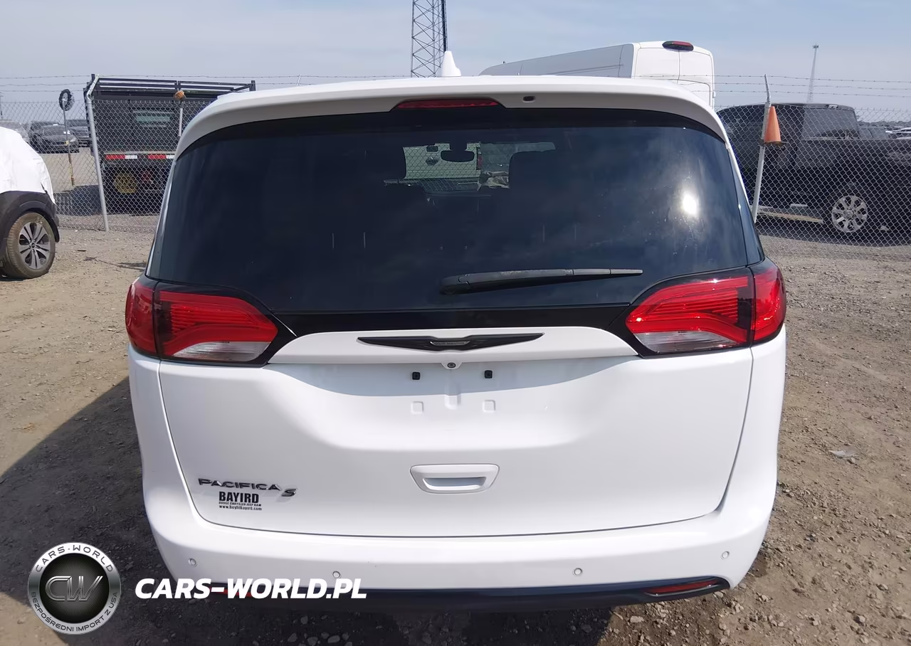 2020 Chrysler Pacifica Touring VIN:2C4RC1FG4LR183101 - 16