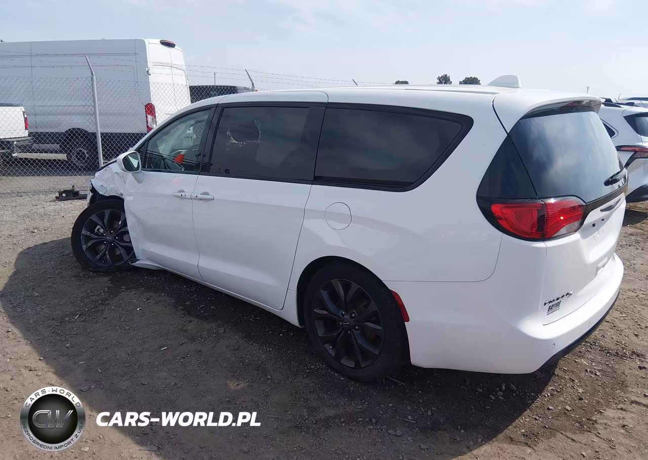 2020 Chrysler Pacifica Touring VIN:2C4RC1FG4LR183101 - 3