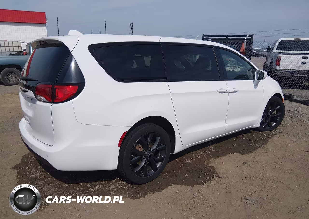 2020 Chrysler Pacifica Touring VIN:2C4RC1FG4LR183101 - 4