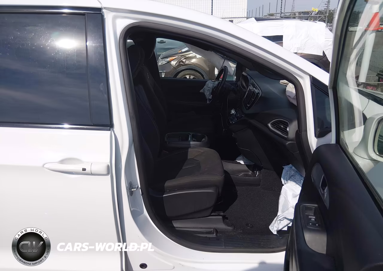 2020 Chrysler Pacifica Touring VIN:2C4RC1FG4LR183101 - 5