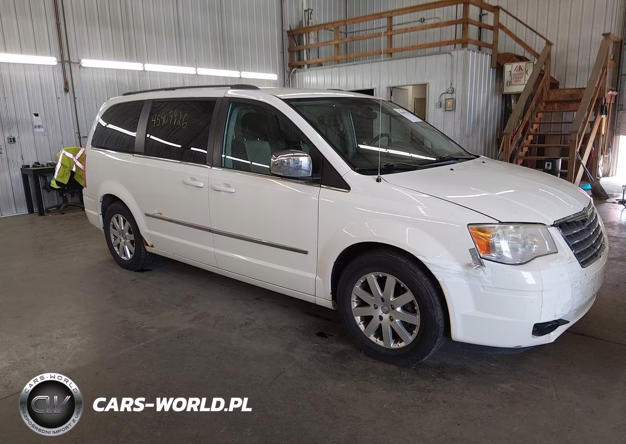 2010 Chrysler Town & Country Touring Plus – zdjęcie 1 z 16