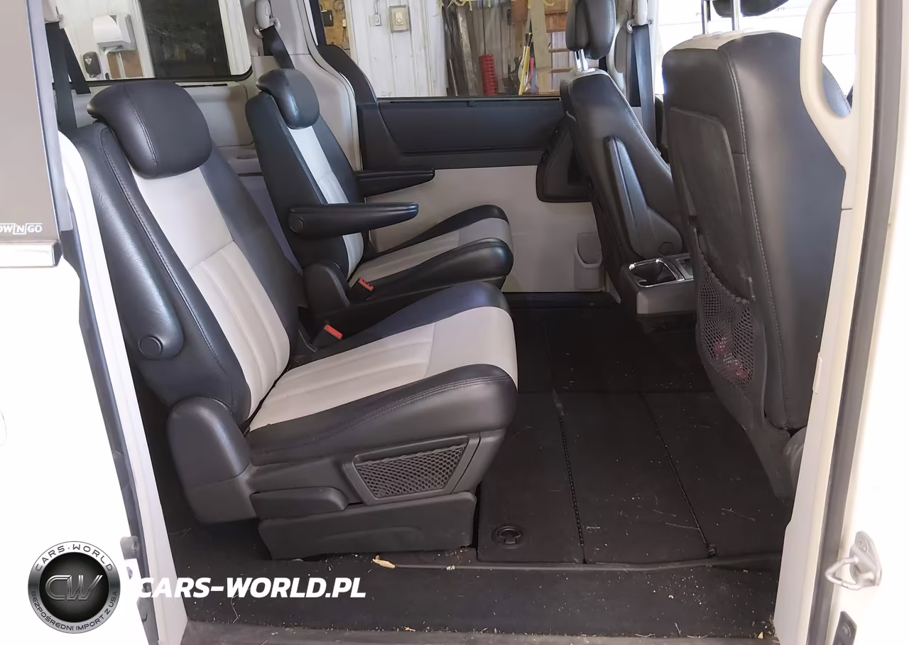 2010 Chrysler Town & Country Touring Plus VIN:2A4RR8DX5AR494375 - 8