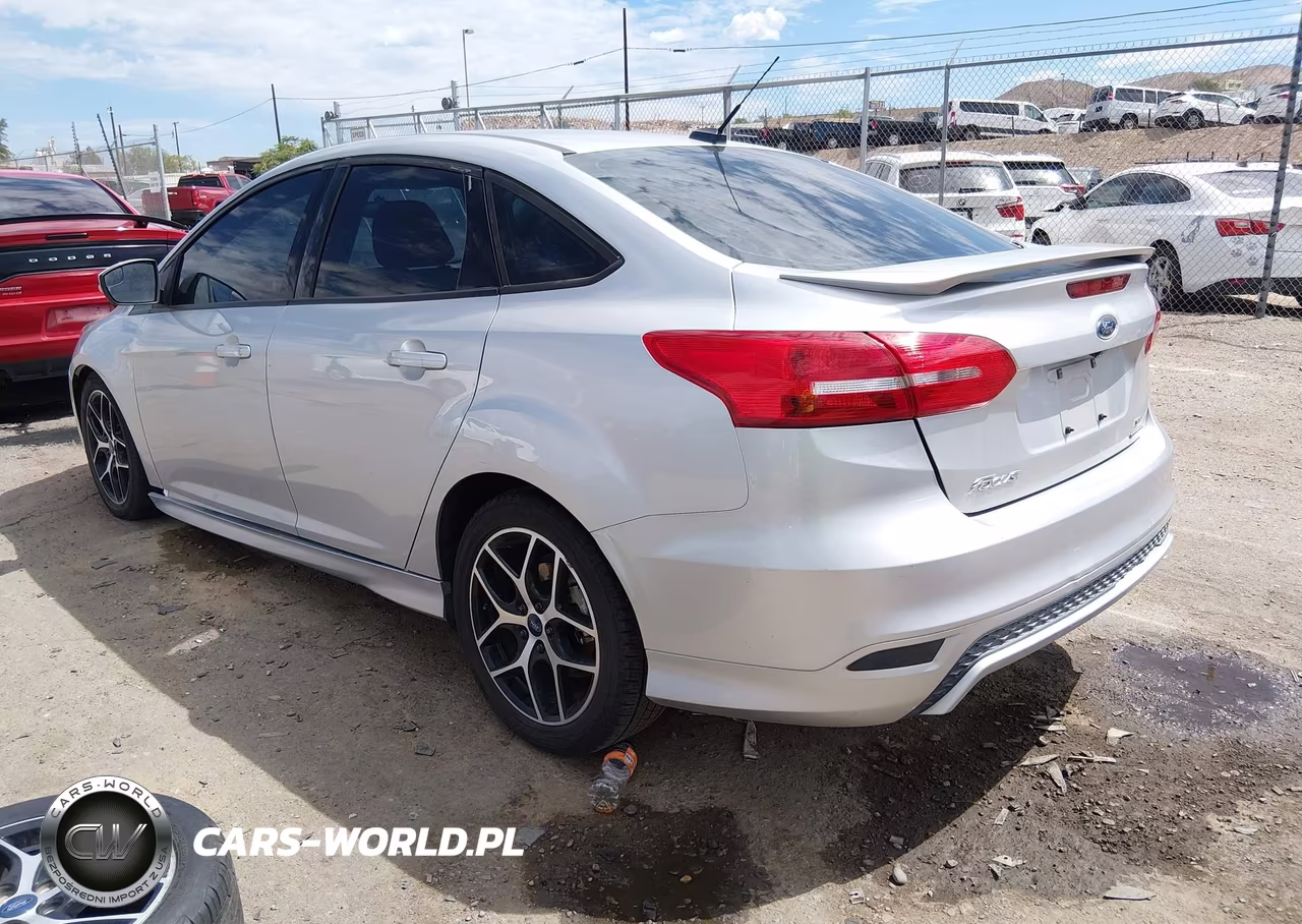2015 Ford Focus Se VIN:1FADP3F22FL221586 - 3